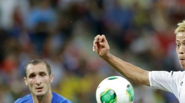 Keisuke Honda disputa el esférico con el italiano Andrea Barzagli