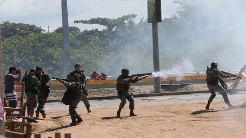 Manifestantes cierran acceso a estadio en Brasil.