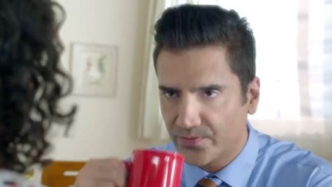 Dicen que Alejandro Fernández quien aparece en un comercial que grabó recientemente pagó cerca de $10,000 por el procedimiento.