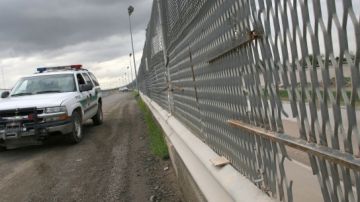 **ADVANCE FOR USE WITH YE EDITIONS DEC. 26, AND THEREAFTER, FILE**A Border Patrol vehicle drives past a portion of the border fence that has  had a hole cut out of it, repaired, in this Aug. 3, 2007, file photo, in El Paso, Texas. Homeland Security officials plan to build about 70 miles of two-or three-layer steel fencing, at least 15-feet high and able to withstand a hit from a 10,000-pound vehicle going 40 mph, in South Texas, by the end of 2008. (AP Photo/Victor Calzada, file)