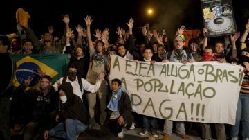Estudiantes protestan frente al Palacio de los Bandeirantes, durante una manifestación contra el aumento de la tarifa de autobús en  Sao Paulo.