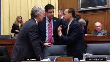 El congresista Luis Gutiérrez (derecha) habla con los representantes republicanos Trey Gowdy (izquierda) y Raúl Labrador (centro) durante la sesión de hoy del Comité Judicial.
