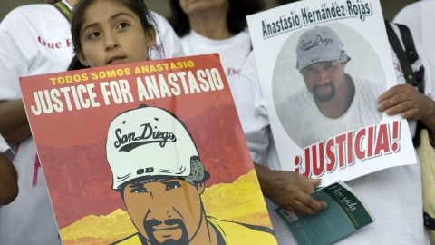 Daniela Hernández sostiene un retrato de su padre, el inmigrante mexicano Anastasio Hernández Rojas, durante una vigilia en su honor en mayo pasado en San Diego. Familiares de víctimas en la frontera piden que agentes fronterizos usen dispositivos para grabar evidencias.