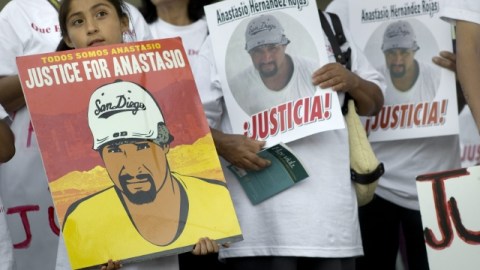 Daniela Hernández sostiene un retrato de su padre, el inmigrante mexicano Anastasio Hernández Rojas, durante una vigilia en su honor en mayo pasado en San Diego. Familiares de víctimas en la frontera piden que agentes fronterizos usen dispositivos para grabar evidencias.