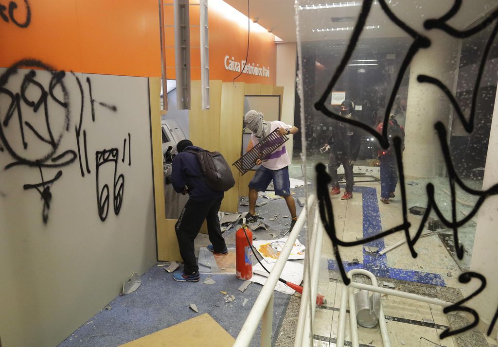 Los saqueos se registraron en el centro de Sao Paulo, done fueron destruidas tiendas y sedes bancarias.