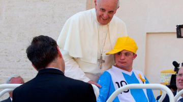 El Papa Francisco cuando subió a su auto al joven discapacitado Alberto di Tullio.