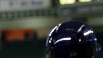 Ramírez es felicitado tras conectar cuadrangular en el noveno episodio.