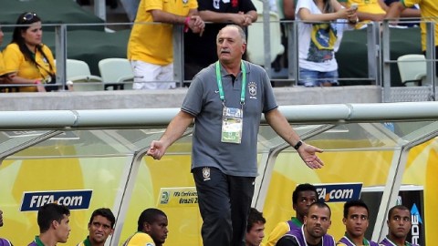 Luiz Felipe Scolari dirigiendo ayer en el estadio de Fortaleza.
