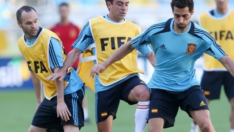 Andrés Iniesta (izq), Xavi Hernández  y Álvaro Arbeloa  durante  el entrenamiento de ayer de España.