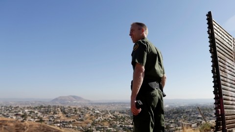 Un agente de la Patrulla Fronteriza vigila en el límite entre EEUU y México, en el área de Tijuana.Tanto en el el Senado como en la Cámara Baja, el control fronterizo domina el debate para la reforma migratoria.