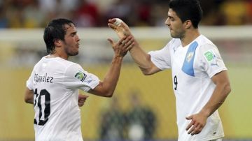 Luis Suárez (d) celebra con  Álvaro González (i) su tanto ante España durante el partido que perdió Uruguay 2-1 en la  Copa Confederaciones.