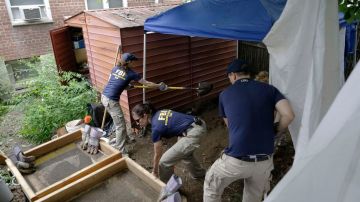 Agentes del FBI removieron terreno del diminuto patio de la residencia perteneciente a la familia del fenecido mafioso James Burke, en Queens.