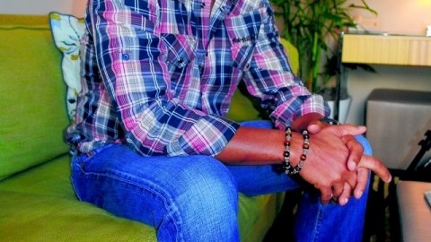 El cantante Jon Secada encabeza una campaña dirigida a los hispanos sobre la hepatitis C crónica.