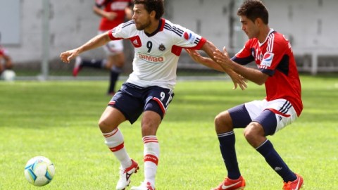 Miguel Sabah en acción ayer ante la filial Sub-20 del Guadalajara en un amistoso que ganó el plantel mayor de las Chivas.
