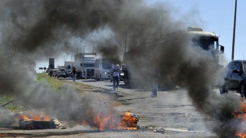 Manifestantes cierran una carretera en Valparaíso (Brasil), para exigir mejorías en el transporte público en el país.