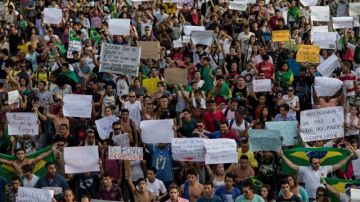 Manifestantes en Barra da Tijuca, en Río de Janeiro, Brasil.