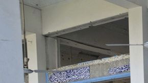 Cuerpos de emergencia inspeccionan el sitio de la explosión.