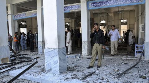 Cuerpos de emergencia inspeccionan el sitio de la explosión.