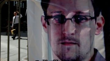Snowden  fue acusado de espionaje, robo y conversión de propiedad gubernamental.