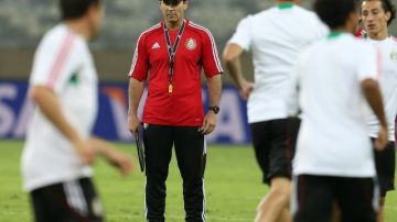 El director técnico de la selección de fútbol de México, José Manuel de la Torre (c), durante un entrenamiento del equipo, este viernes