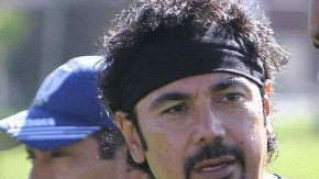 Hugo Sánchez, como timonel del Pachuca, da indicaciones a Paulo Cesar da Silva el 26 de junio del 2012.