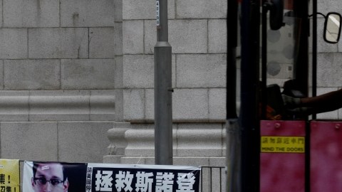En caso de que EEUU emita una orden de extradición, Edward Snowden puede resistirse a ella en los tribunales de Hong Kong. Ha sido acusado de tres cargos de espionaje y robo de propiedad del  Gobierno.