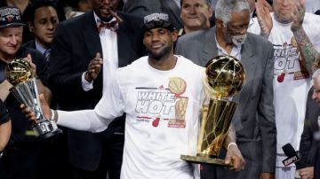 LeBron James con el trofeo de campeón y el de MVP junto a otro grande como Bill Russell. Ahora los Heat tienen tres títulos.