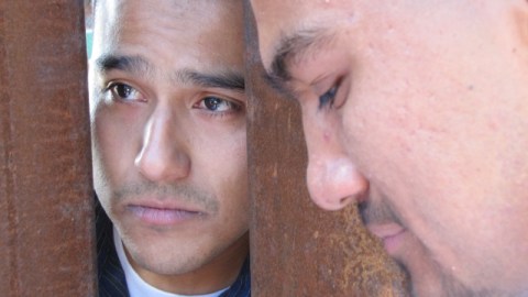 Joel Zuniga (izq.), deportado a México, tuvo oportunidad de reunirse con su hermano Angel, a través de la valla fronteriza.