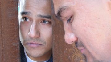 Joel Zuniga (izq.), deportado a México, tuvo oportunidad de reunirse con su hermano Angel, a través de la valla fronteriza.