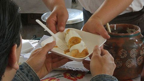 Primer inmigrante mexicana en vender tamales en San Francisco celebró sus 60 años con miles de personas que le externaron su apoyo.