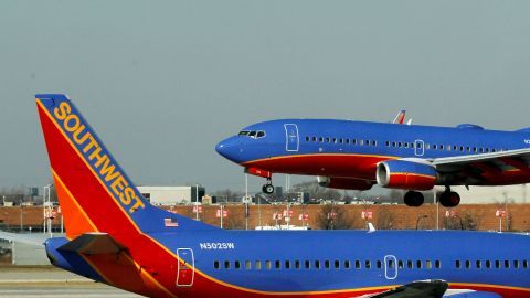 Southwest Airlines ha dejado en tierra toda su flota de aviones que tienen programada salida el viernes, debido a un problema con sus ordenadores.