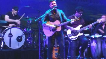Juanes durante su presentación en el Radio City Music Hall de Nueva York.