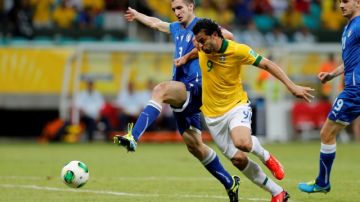 Fred (9) marcó dos goles y Brasil venció a Italia ayer en la última jornada del Grupo A, terminando líder invicto del mismo.