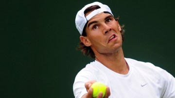 Rafael Nadal entrenando ayer  en Wimbledon.