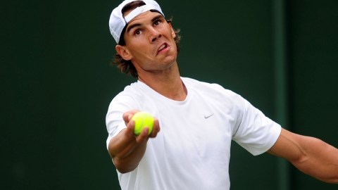 Rafael Nadal entrenando ayer  en Wimbledon.