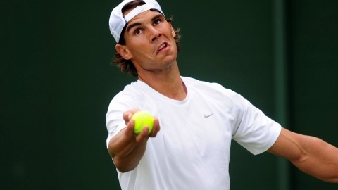 Rafael Nadal entrenando ayer  en Wimbledon.