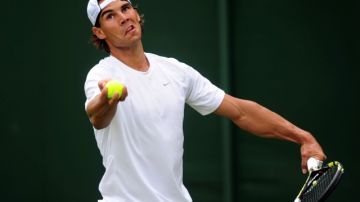 Rafael Nadal entrenando ayer  en Wimbledon.