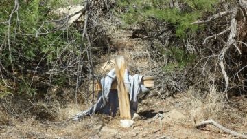 Restos de ropa en el desierto de Sonora donde más de 2,000 cuerpos fueron encontrados en ese paso fronterizo desde 1998.