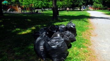 Bolsas de basura "perfuman" el aire en el parque Flushing Meadows-Corona de Queens.