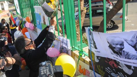 Simpatizantes del expresidente Nelson Mandela llegan hasta las afueras del hospital donde está recluido en Sudáfrica.