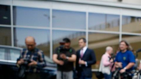 Periodistas permanecen cerca del auto del embajador de Ecuador en Rusia, estacionado fuera del aeropuerto de Moscú, a donde llegó este domingo Edward Snowden.