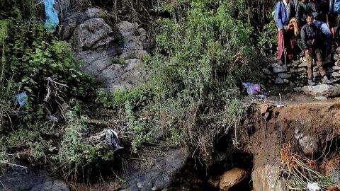 Personas afectadas por los deslaves son rescatadas por efectivos del Ejército.