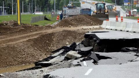 La carretera MacLeod Trail, en Calgary, destruida por las lluvias.