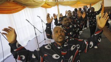Miembros de The Imbizo Messengers cantaban y oraban ayer por la recuperación del expresidente africano, Nelson Mandela.