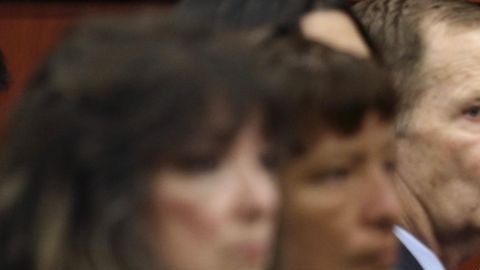 La familia de George Zimmerman está presente en la sala de la corte. Aquí se ven cuando asistieron a la selección del jurado el pasado jueves. Su padre Robert Zimmerman (centro), su madre Gladys (segunda desde la derecha), y su esposa Shellie Zimmerman (der.).