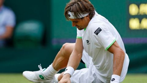 Ferrer sufrió varias veces con la superficie.