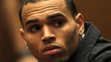 Chris Brown también fue señalado por aventar a una mujer en un club nocturno.