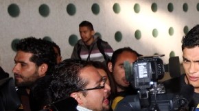 Raúl Jiménez atiende a los reporteros al llegar a Ciudad de México.