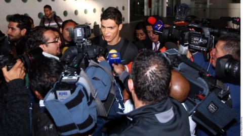 Raúl Jiménez atiende a los reporteros al llegar a Ciudad de México.