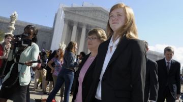 Abigail Fisher, der., quien demandó a la Universidad de Texas, sale de la Corte Suprema en Washington, donde ayer se regresó su caso a una corte menor.